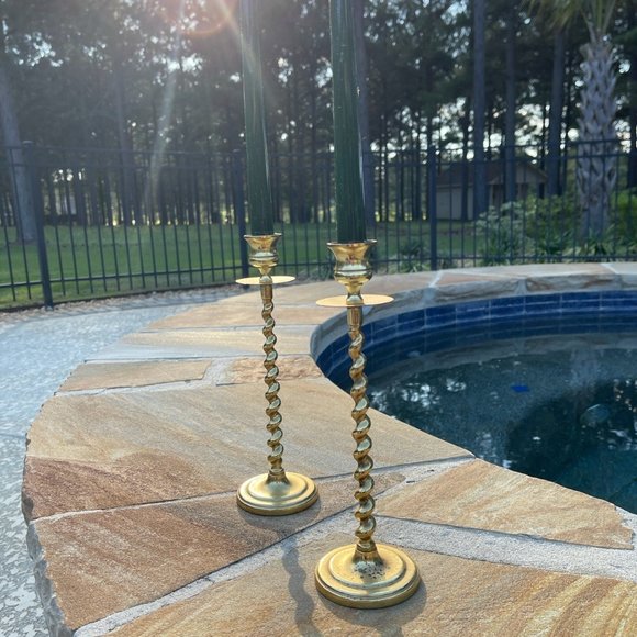 VINTAGE SWIRLY CANDLE HOLDERS W/ GREEN CANDLES - Picture 4 of 4